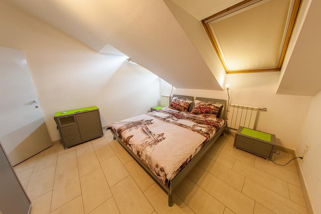Mansard Apartment Antonovicha 4 Kyiv Exterior foto
